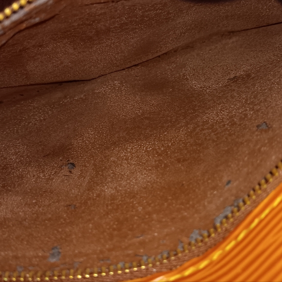 Louis Vuitton epi wristlet clutch- Authenticated - Picture 5 of 8